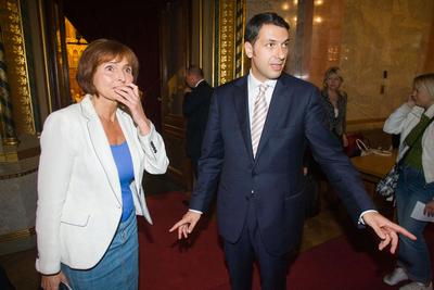 A parlamenti pártok meghallgatják a köztársasági elnök-jelölteket-stock-foto