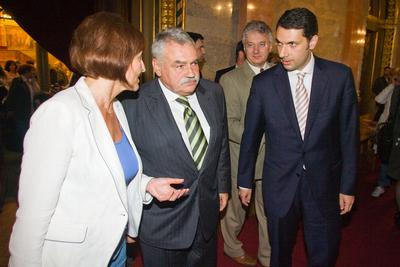 A parlamenti pártok meghallgatják a köztársasági elnök-jelölteket-stock-foto