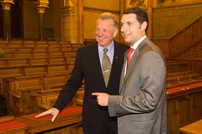 A parlamenti pártok meghallgatják a köztársasági elnök-jelölteket-stock-foto