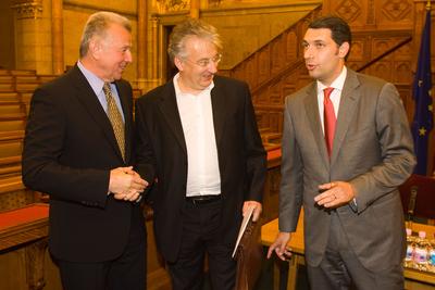 A parlamenti pártok meghallgatják a köztársasági elnök-jelölteket-stock-foto