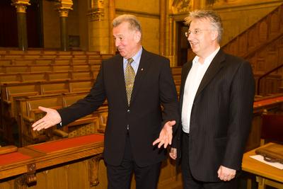 A parlamenti pártok meghallgatják a köztársasági elnök-jelölteket-stock-foto