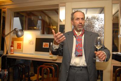 Benkő Dániel női hátsókat fest-stock-foto