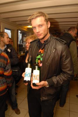 Benkő Dániel női hátsókat fest-stock-foto