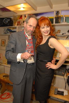 Benkő Dániel női hátsókat fest-stock-foto