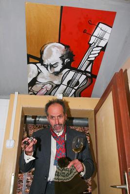 Benkő Dániel női hátsókat fest-stock-foto