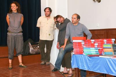 Iskolákat ajándékoz meg a Beugró csapata-stock-foto