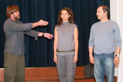 Iskolákat ajándékoz meg a Beugró csapata-stock-foto