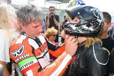 Több ezren voltak kíváncsiak Talmácsi Gábor bemutatójára-stock-foto