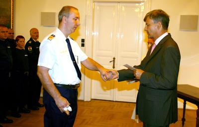 Demszky Gábor megjutalmazta a rendőröket-stock-foto