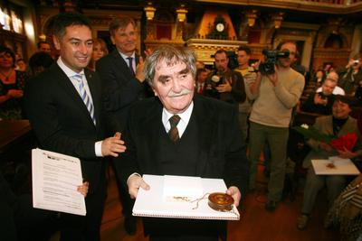 16 új díszpolgára van a fővárosnak-stock-foto