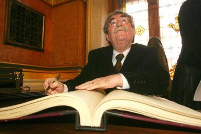 16 új díszpolgára van a fővárosnak-stock-foto