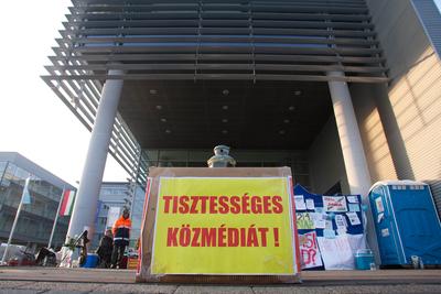 Éhségsztrájk a Magyar Televízió épülete előtt-stock-foto