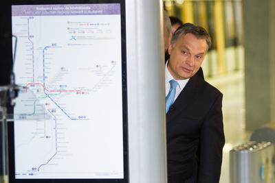 A 4-es metró átadása-stock-foto