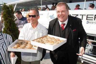 Schobert Norbert és Schmuck Andor süteményt osztogatott-stock-foto