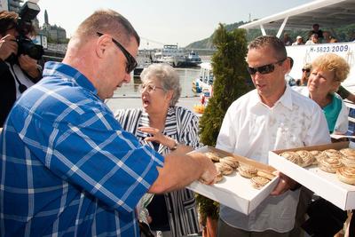 Schobert Norbert és Schmuck Andor süteményt osztogatott-stock-foto