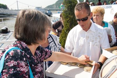 Schobert Norbert és Schmuck Andor süteményt osztogatott-stock-foto