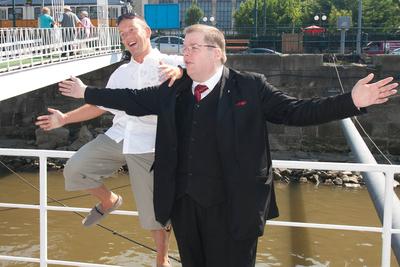 Schobert Norbert és Schmuck Andor süteményt osztogatott-stock-foto