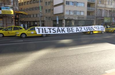 Taxisok demonstrálnak az UBER ellen-stock-foto