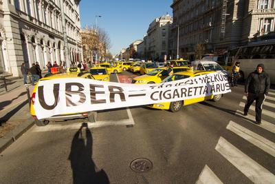Taxisok demonstrálnak az UBER ellen-stock-foto