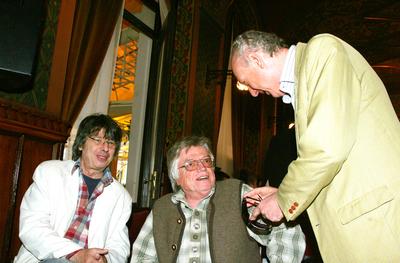 Megszületett a Társulat szereposztása-stock-foto