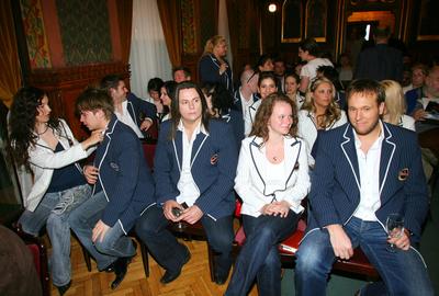 Megszületett a Társulat szereposztása-stock-foto