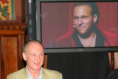 Megszületett a Társulat szereposztása-stock-foto