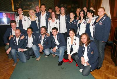 Megszületett a Társulat szereposztása-stock-foto