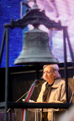 Leleplezték Hősök falát a Terror Házánál-stock-foto