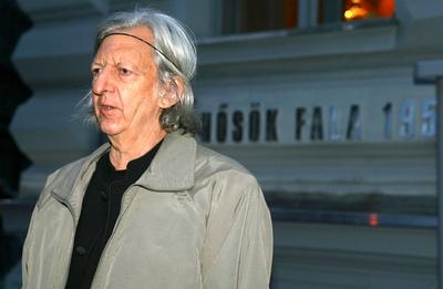 Leleplezték Hősök falát a Terror Házánál-stock-foto