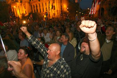 Ismét a kormány ellen tüntettek a Kossuth téren-stock-foto