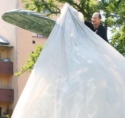 Zsákot húzott a Turul-szoborra-stock-foto