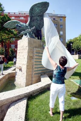 Zsákot húzott a Turul-szoborra-stock-foto