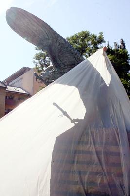 Zsákot húzott a Turul-szoborra-stock-foto