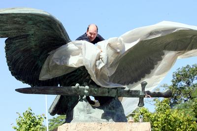 Zsákot húzott a Turul-szoborra-stock-foto