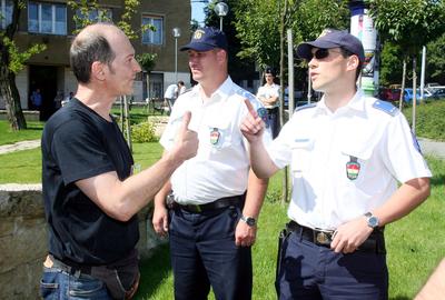 Zsákot húzott a Turul-szoborra-stock-foto