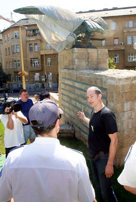 Zsákot húzott a Turul-szoborra-stock-foto