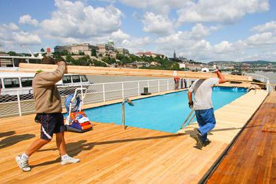 Pénteken nyit az uszálystrand a Dunán-stock-foto