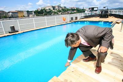Pénteken nyit az uszálystrand a Dunán-stock-foto
