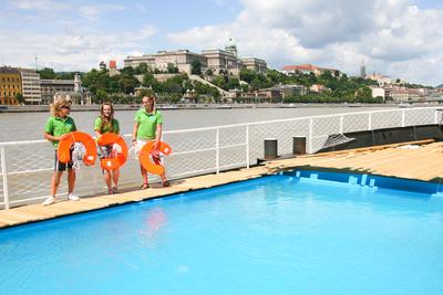 Pénteken nyit az uszálystrand a Dunán-stock-foto