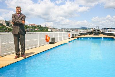 Pénteken nyit az uszálystrand a Dunán-stock-foto