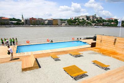 Pénteken nyit az uszálystrand a Dunán-stock-foto