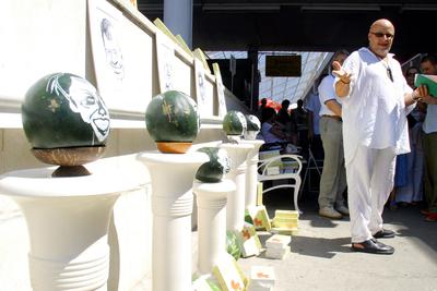 Portréképek görögdinnyén-stock-foto