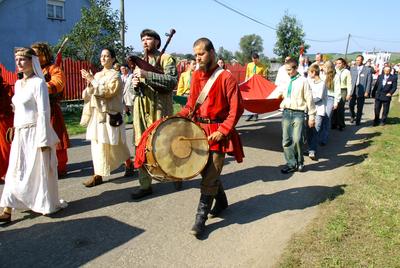 Felállították a palócok keresztjét Herencsényben-stock-foto