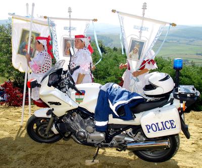 Felállították a palócok keresztjét Herencsényben-stock-foto