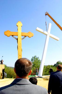 Felállították a palócok keresztjét Herencsényben-stock-foto