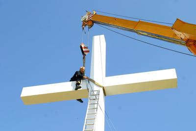 Felállították a palócok keresztjét Herencsényben-stock-foto