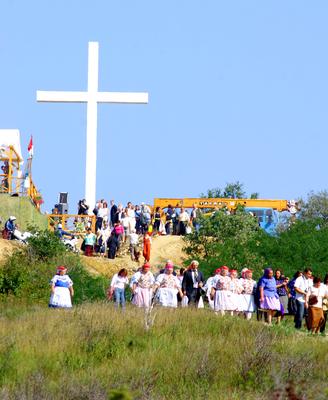Felállították a palócok keresztjét Herencsényben-stock-foto
