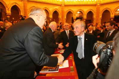 Elie Wiesel Budapesten-stock-foto