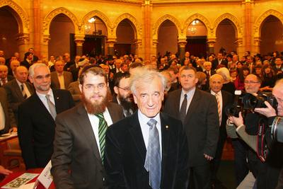 Elie Wiesel Budapesten-stock-foto