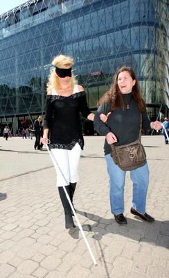 Sztárok bekötött szemmel a Váci utcában-stock-foto
